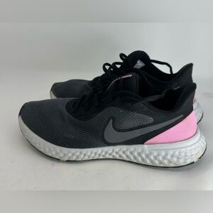 Nike Women's Black and Pink Athletic Shoes